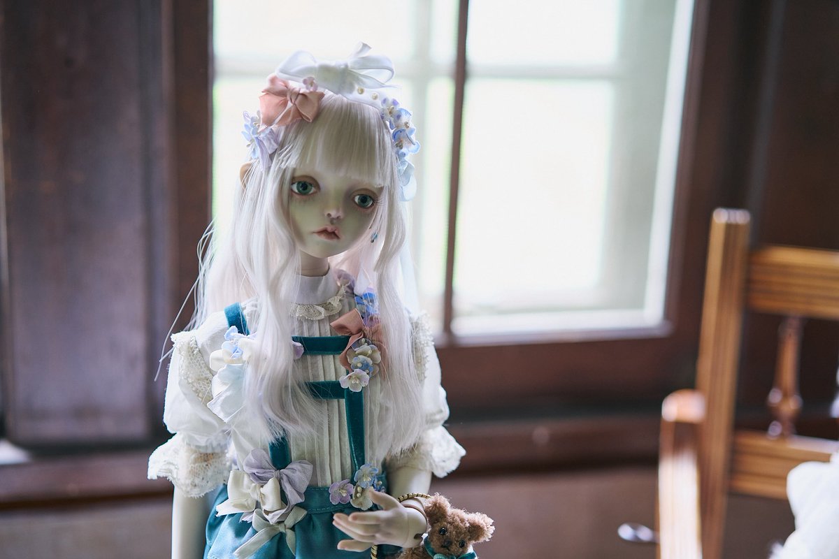 ベージュの女性人形 バスケット付き FREAKS CIRCUS 「ネモフィラ」 ※売約済 不思議な雰囲気と透明感を