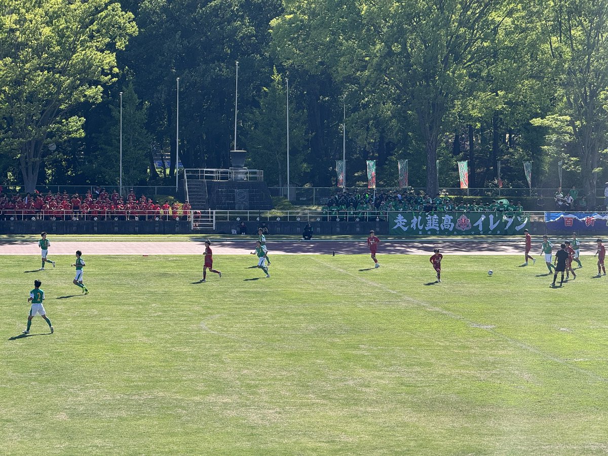 den_tabata's tweet photo. 韮崎10番がグランデなので観戦。ロスタイム帝京三勝ち切るかと思ったらラストワンプレー自陣からのFKを韮崎GKが直接ネット突き刺すスーパーゴール1-1追いついてそのままホイッスルで延長に突入。凄いゲーム。帰れなくなった😊 https://t.co/pG880OzqH8