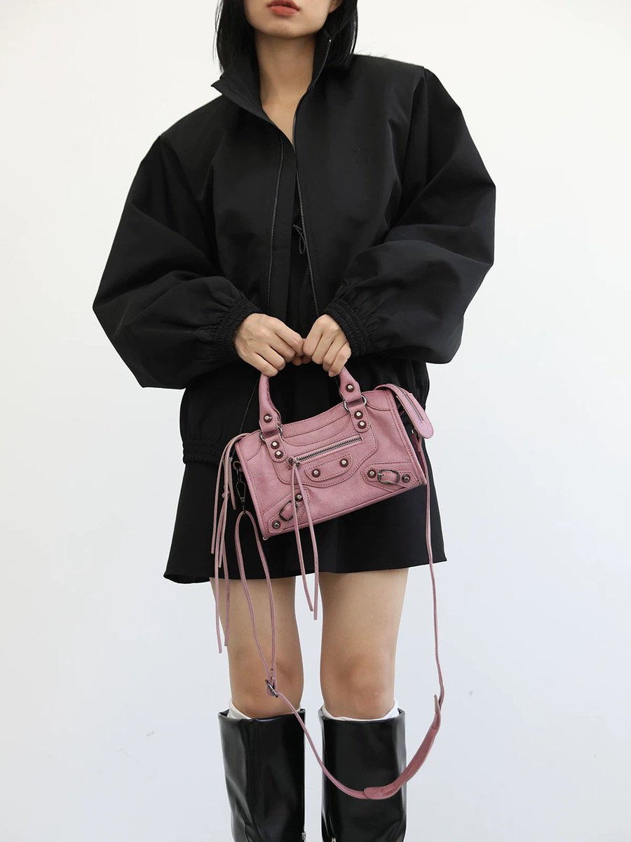 cholymarkk's tweet photo. 🇨🇳 pre; Jandress Bag ลดราคาคับ 👜

♡´ Large Size 890 รวม ems 
♡´ Small Size 790 รวม ems 

มี 2 Size 
Large; มี 5 สี Black , Pink , Green , White , Brown 
Small; มี 4 สี  Black , Pink , Green , Brown 

• มัดจำได้ใบละ 90฿ 
• รอของ 2-3 วีค

🚙 𐐪 สั่งซื้อทาง dm หรือ ไลน์ https://t.co/sOajeIlX4p