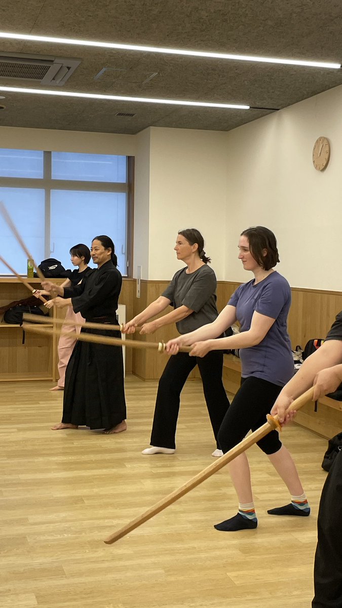 ichido2016's tweet photo. オランダから親子で侍体験グループレッスンへ。

鏡を見ながら基本の素振りをした後は、
真っ向斬りと袈裟斬りを組み合わせた移動練習で、
コンビネーションを学びました。

最後の対面稽古では、
袈裟斬りで攻撃に行ったところを
強く叩き落とされるリアクションの練習も行いました。

#殺陣
#侍体験 https://t.co/ywzzT4pbLj