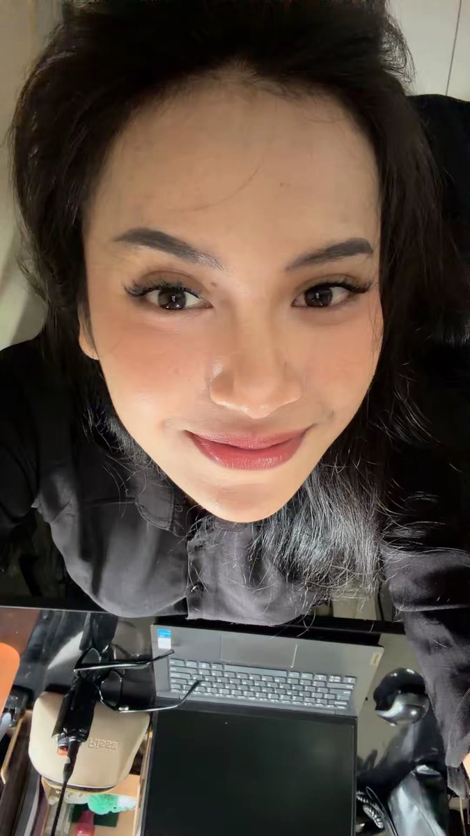 enjiyourbae's tweet photo. Senyum palsuuu. Aslinyaaa setress mentokkkk perlu dangdutan😭😭😭😭 https://t.co/N2e74QQSnp