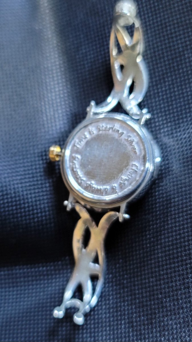 r1koubou's tweet photo. 姫「主が苦戦してた時計がようやくでけた⌚」
　針とムーブメント以外はシルバーで制作、本当はリューズも作っていたのですが試験時に強度不足があったので今回はこちらでお持ちします。
姫「裏蓋にもなんか書いてある」
　ちゃんと読めるので実物を見ていただきたいですね。 https://t.co/nIVVY4Ax4d