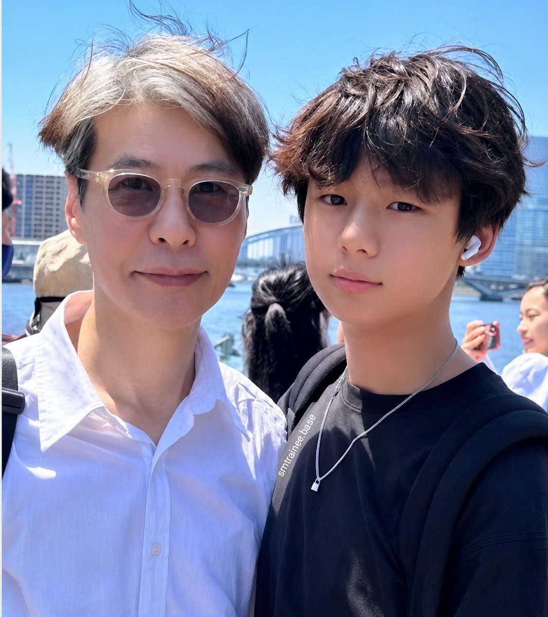 smtrainee_base's tweet photo. Ayahnya Anton bilang kalau Junyoung lagi berlatih buat jadi idol. 

Terus Anton nyuruh adiknya buat belajar aja, tapi disahuti bapaknya kek "...dia gini gara-gara kamu" dalam arti kek tekadnya kuat banget jadi idol niruin si Anton 😭

#ANTON #SMNBG #RIIZE #LEEJUNYOUNG https://t.co/5BU8rKuipL