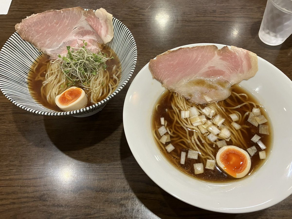 tetup_imas's tweet photo. Ryukyu Ramen Apollo
春限定らーめん
陰陽

美味かった。熱いラーメンと冷たいラーメンの2杯で一品なやつ！
いろんな風味を感じる煮干とカエシを温度の違いで楽しめるやつ
それぞれ微妙な違いを感じられて面白い
両方食えるの良いな https://t.co/F7sLl68Gl7