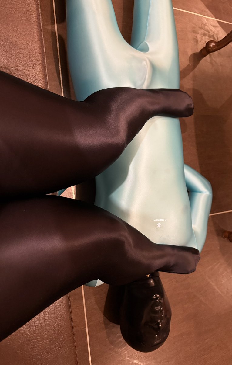 possession2998's tweet photo. 足置きにお使いいただきました。
その後、私が着た全身タイツと全頭マスクをお相手に着用いただきスリスリを満喫いたしました。
ラバーと汗の匂いに閉じ込め無個性な存在にするというのはかなり私の癖に刺さります。 https://t.co/Kg899FzWJ0
