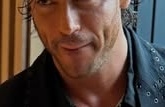 🤷🏽 La cara lisa como el culito de un bebé le dura a Can, exactamente, 35 segundos. Lo que tarda en salir de la peluquería y llegar a casa y ya tiene otra vez un barbón de motero. 🧔🏽

#CanYaman♡