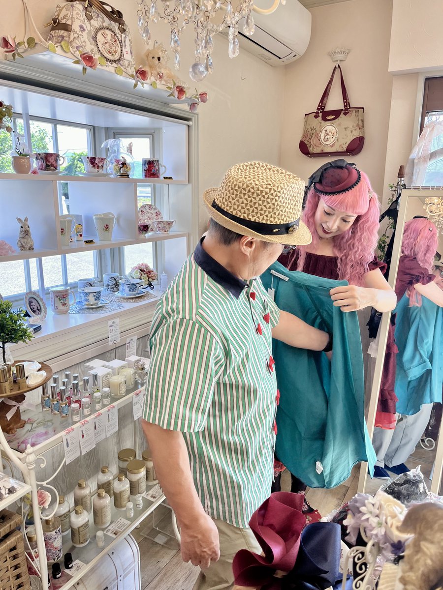 Fairywish_info's tweet photo. 🎀Sachiさん＆梟さんが1日店長として大活躍中です🎶

男性の方にもおすすめな素敵なインポートシャツや、鳥居椿さんの美しい画集📚✨

さらに、作家様によるアクセサリーや雑貨など、心ときめく作品が店内いっぱいに並んでおります🩷

ぜひ《ふしぎの森の森の洋品店》へ遊びにいらしてくださいね🧚‍♀️✨ https://t.co/OLU2eQFPcw