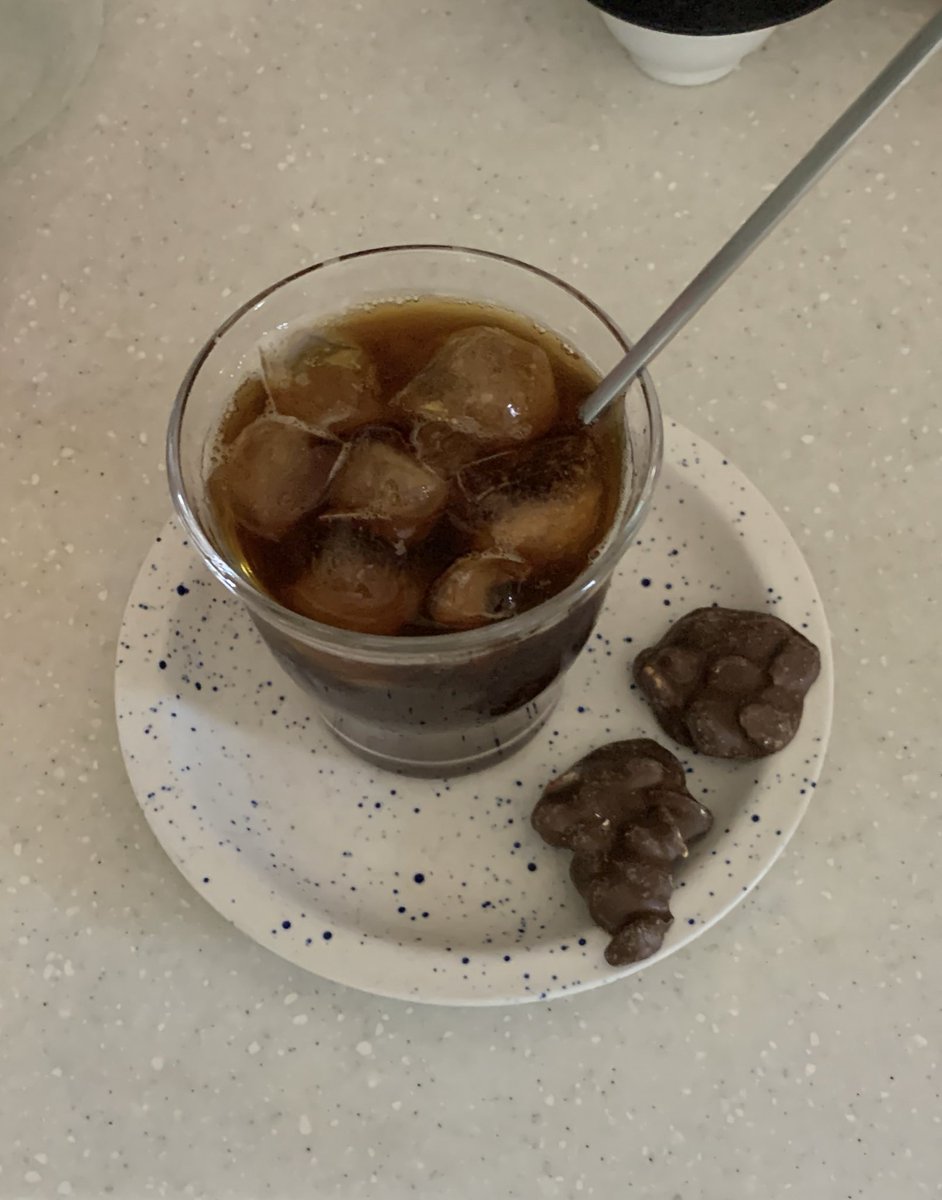 홍옥 얼음 넣은 커피와 무인양품 땅콩초콜릿

홍옥홍차맛은 안느껴지고 그냥 좀 향기롭고 산미있고 깔끔한 커피가 되는 것 같아요 그냥 홍차얼음으로 해도 ㄱㅊ을듯??