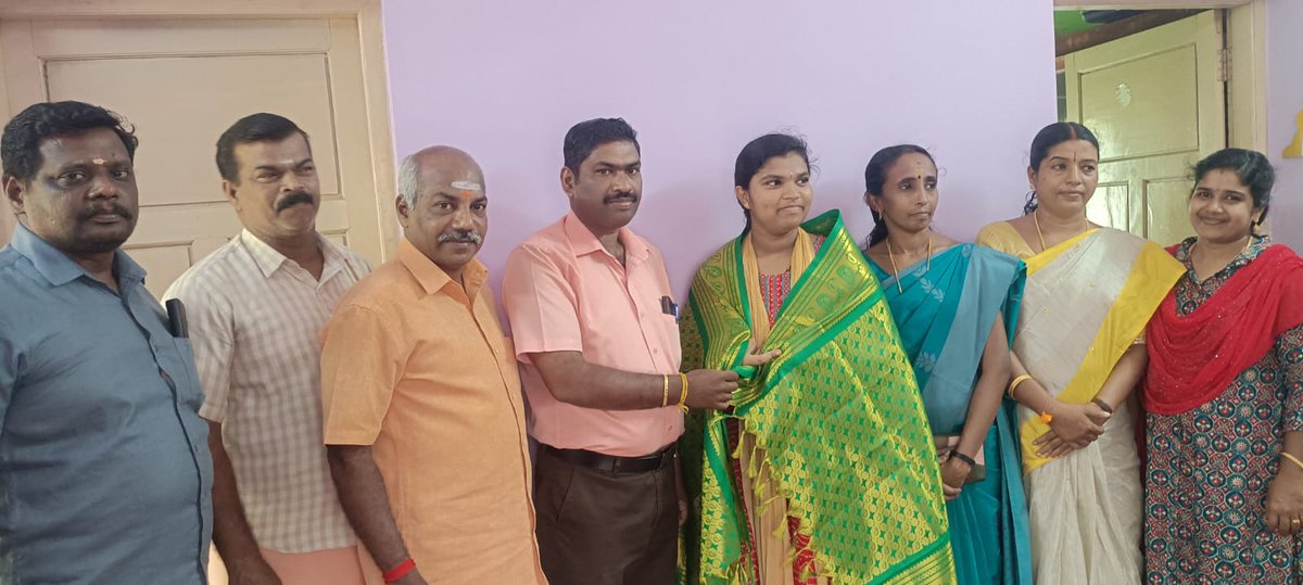 KPadmaKumar10's tweet photo. கண்ணாட்டுவிளை அரசு மேல்நிலைப்பள்ளியில் பனிரெண்டாம் வகுப்பு பொதுத் தேர்வில் இரண்டாம் இடம் பிடித்த மாணவி நிஜித்ரா அவர்களுக்கு கன்னியாகுமரி கிழக்கு மாவட்ட பாஜக தலைவர் திரு கோபகுமார் மற்றும் பாஜக சொந்தங்களுடன் கலந்து கொண்டு பாராட்டுகளை தெரிவித்த போது... https://t.co/qaJNhKg5Sj