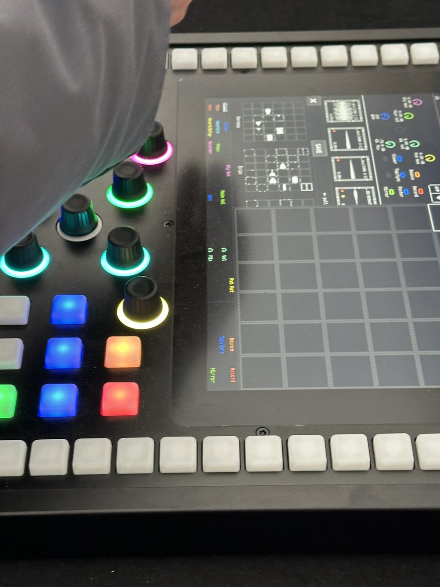 1ikkai's tweet photo. 新世代グルーブマシンMosaikをチェック。演奏体験がとにかく楽しい！
中央のタッチスクリーンと、それを取り囲む64個のパッド。
ゲームコンソールのようなコントローラ配置も◎
ライブパフォーマンスの基準が変わりそう。
#Mosaik  #Superbooth25 https://t.co/2qpjft8xbr