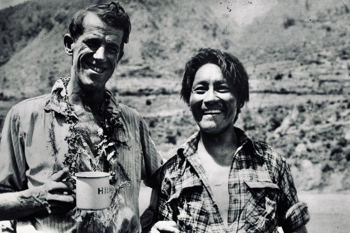 Tensing Norgay (à droite sur la photo) est mort il y a exactement 40 ans.
Il est le premier homme à avoir atteint le sommet de l’Everest, en compagnie d’Edmund Hillary (à gauche), le 29 mai 1953.
À l’heure où les selfies triomphent partout, une anecdote mérite d’être rappelée.