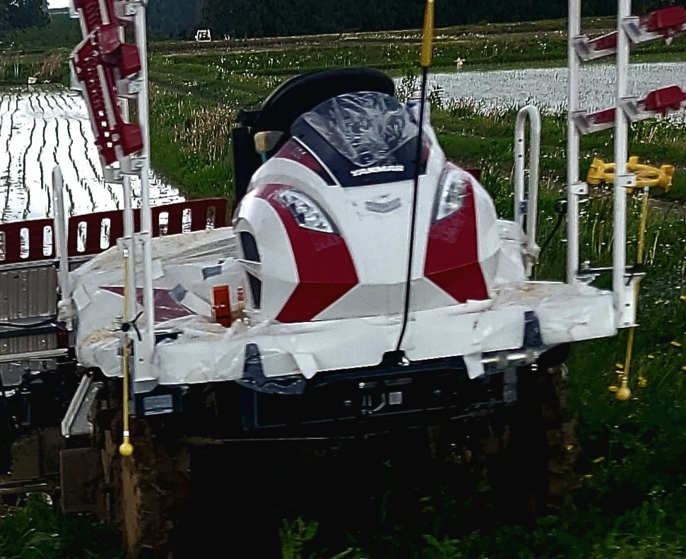 SWEC341561's tweet photo. 代掻き、田植と総出で同時進行1日目。順調もつかの間、いきなり大雨にやられ苗運びで農道が往復ユルユルになり、はいっ、沼りました。対角スタックは抜け出せたが、最後の最後で緩くなった道からハンドル持っていかれずり落ち。田植機はト��ブルなく順調。��日はさっさと切上げ軽トラ救出作戦。 https://t.co/Ffm034iTQy