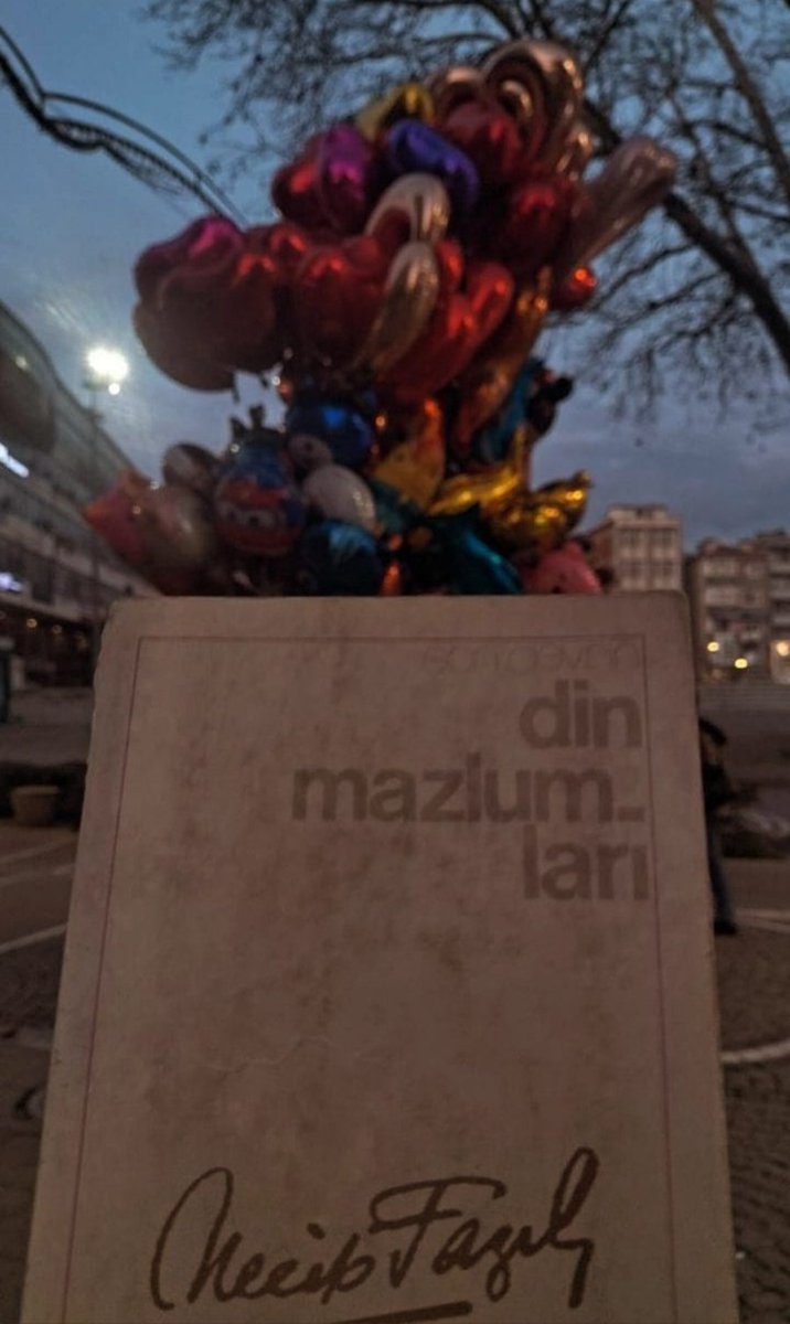 senkusolursun's tweet photo. Sahaflık; ölenlerin kitaplarını alıp, ölecek olanlara satma sanatıdır. https://t.co/JmXuQDw2Xz