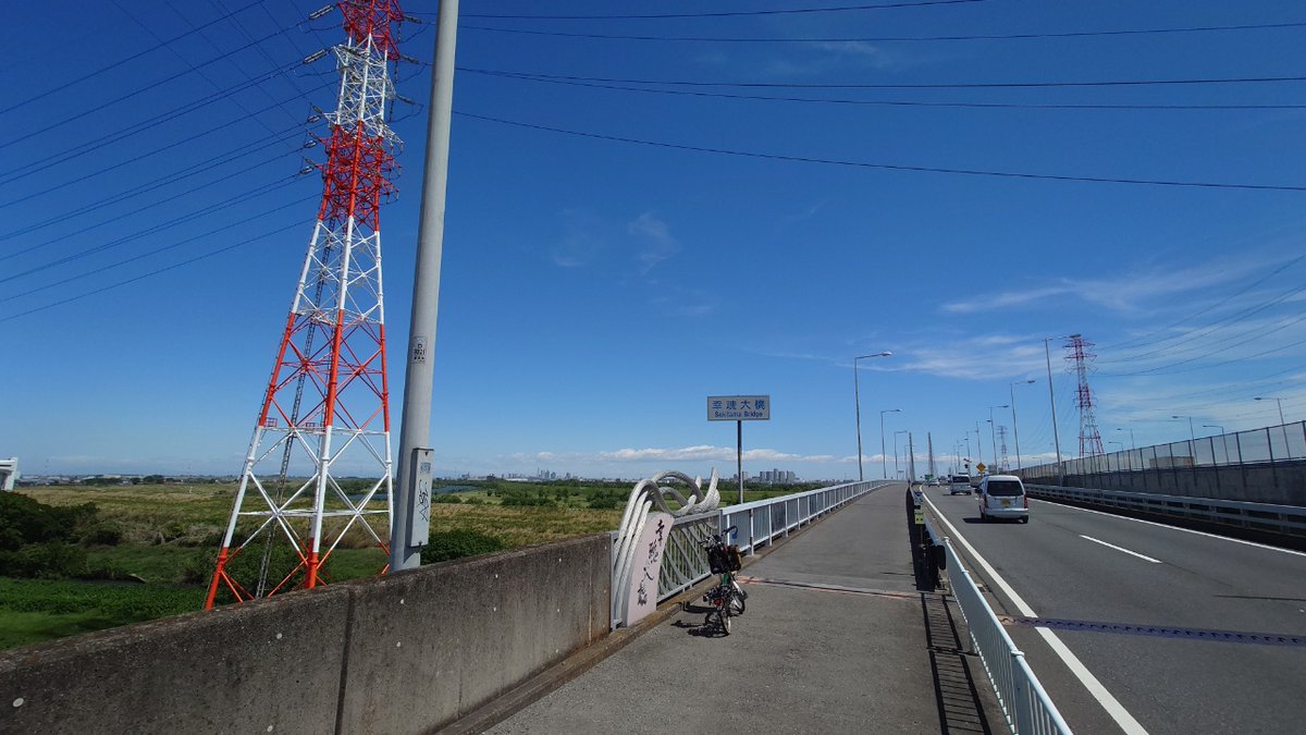 ikasono's tweet photo. 浦和のアーバンシュポルトさんにRTを手放したことの報告と今までのお礼をしにブロンプトンで行ってきた。ただでさえ風が強く、幸魂大橋の上はさらにトンでもない風の強さで難儀した。南浦和から新小平まで輪行し三鷹で用事を済ませて帰ってきた。昼時に山田うどんがあったら寄らないわけにはいくまい。 https://t.co/lct5jKsH6r