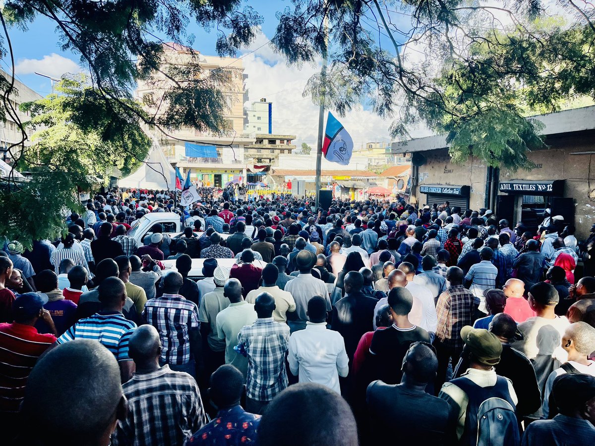 Sisi ndiyo wale ambao tulifungiwa tusifanye siasa siku 310 mfululizo na tumerudi tumekuta hata MaCCM na vyama mipango yao ya kando vinaogopa kufanya mikutano ya hadhara. Nawapa challenge, nileteeni picha kama hii mbunge wa CCM akifanya mkutano wa hadhara jimboni tangu Oktoba 29.