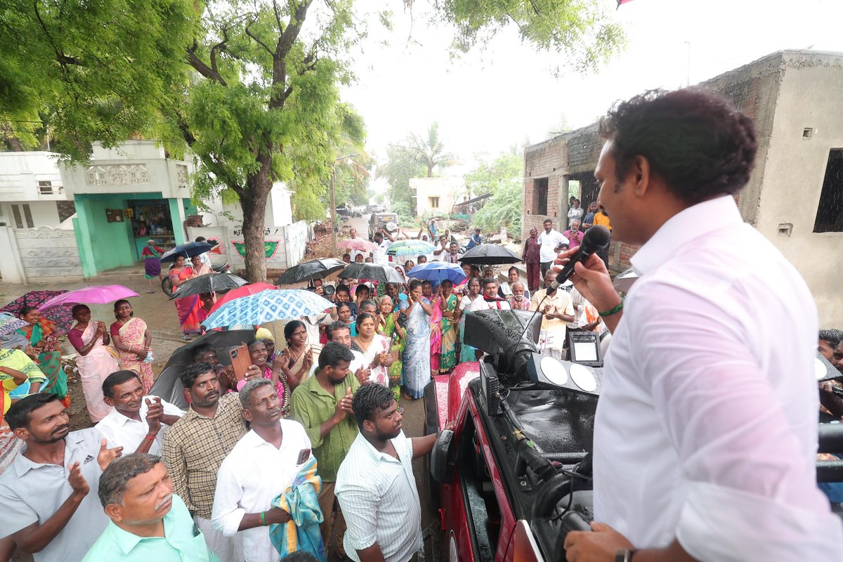 Anbil_Mahesh's tweet photo. கழகத் தலைவர் @mkstalin அவர்களின் வழியில் என்னுடைய தாய்வீடான #திருவெறும்பூர் தொகுதியில் இரண்டாவது நாளாக மக்களுக்கு நன்றி கூறினோம்; நம்பிக்கை அளித்தோம்.

"எந்தவொரு நிலையிலும் உங்களில் ஒருவனாக - உங்களுக்காக உழைப்பவனாக களத்தில் இருப்பேன். வெற்றியோ தோல்வியோ நிரந்தரமல்ல... எங்களின் மக்கள் பணியே நிரந்தரம்!" என்றோம்.

#Anbil_in_Thiruverumbur 
#அன்பில்_in_திருவெறும்பூர்