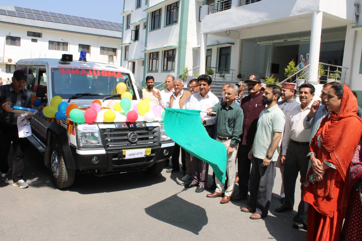 dcdodaofficial's tweet photo. DC Doda  Sh. Krishan Lal flagged off two ambulance vans for Doda &amp; Bhalla under a CSR initiative by JKPDCL and SAIL to strengthen emergency healthcare services in remote areas. 🚑
#Doda #Bhalla #Healthcare #CSR #EmergencyServices #JKPDCL #SAIL #JammuAndKashmir https://t.co/8a7mJaawbl