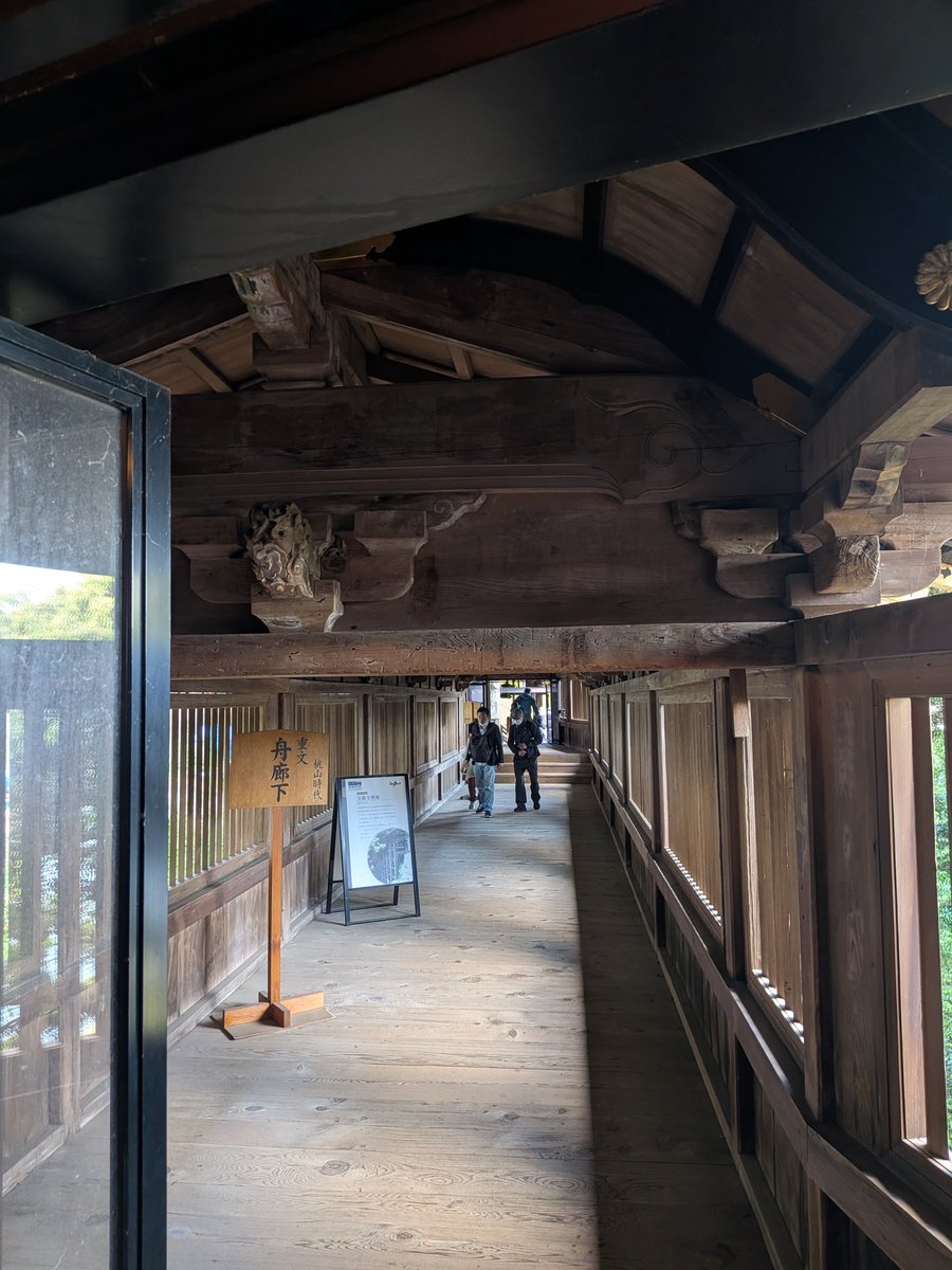 jaerigojp's tweet photo. 竹生島。豊臣大坂城の遺構唐門、豊臣秀吉の御座船を利用した舟廊下。 https://t.co/RXwHJAWftw