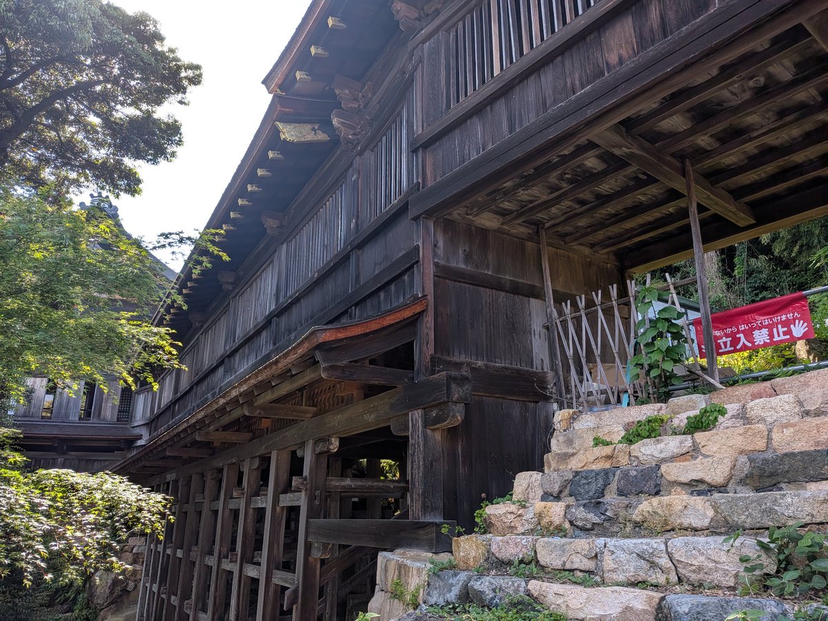 jaerigojp's tweet photo. 竹生島。豊臣大坂城の遺構唐門、豊臣秀吉の御座船を利用した舟廊下。 https://t.co/RXwHJAWftw