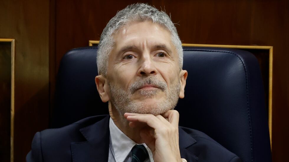 El desamparo moral y material en que este ministro (el de las condecoraciones a título póstumo) mantiene a la Guardia Civil en la (presunta) lucha contra el narcotráfico en el Estrecho es intolerable.