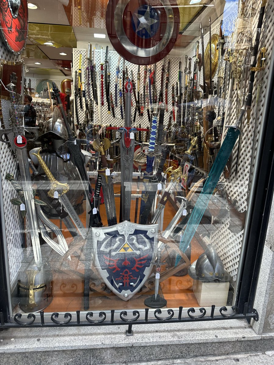 orbital_beat's tweet photo. 城塞都市トレド
いたるところに武器屋があるので、装備には困らなさそう！ https://t.co/bq0KpXptGU