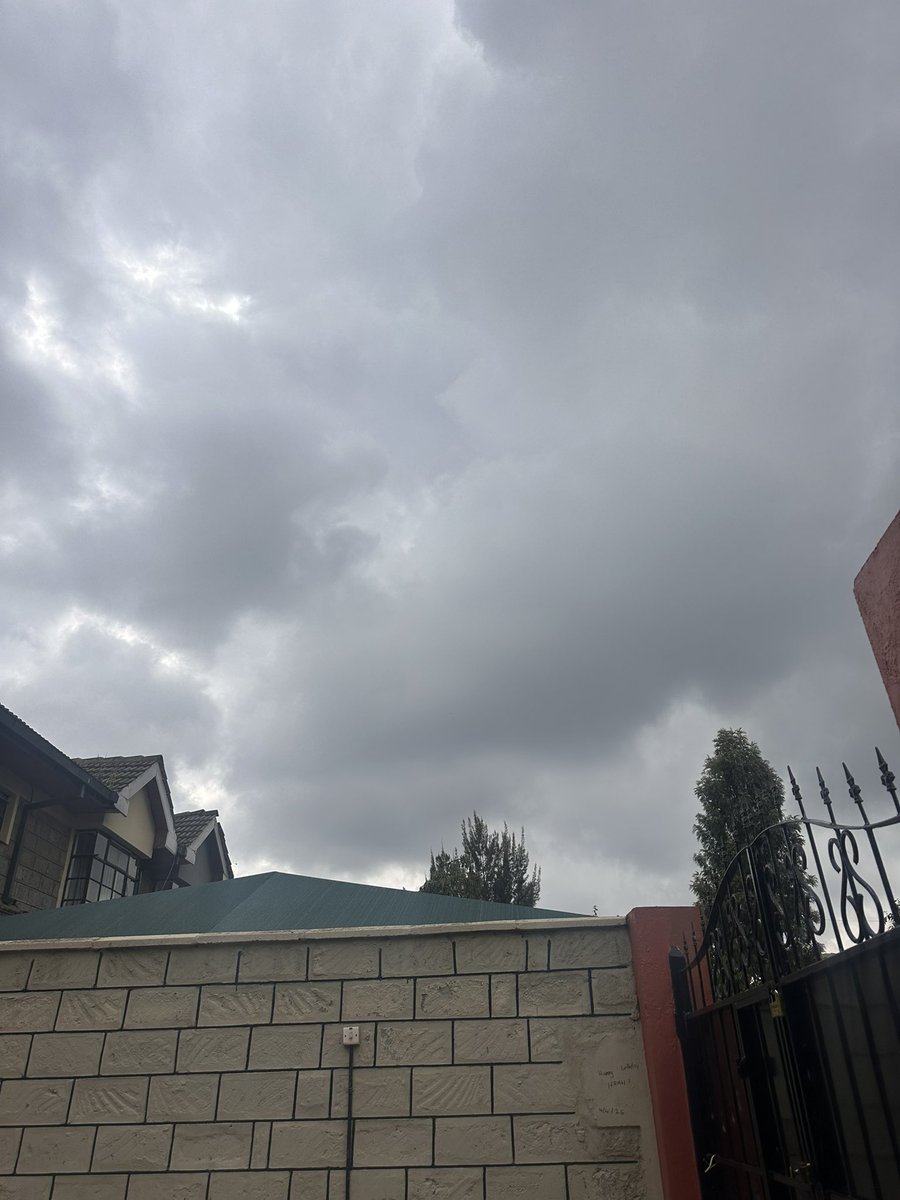 Asmali77's tweet photo. Looks like we are in for a huge downpour. 
South C, Nairobi, Saturday 09:45hrs https://t.co/SolMS1gZkB