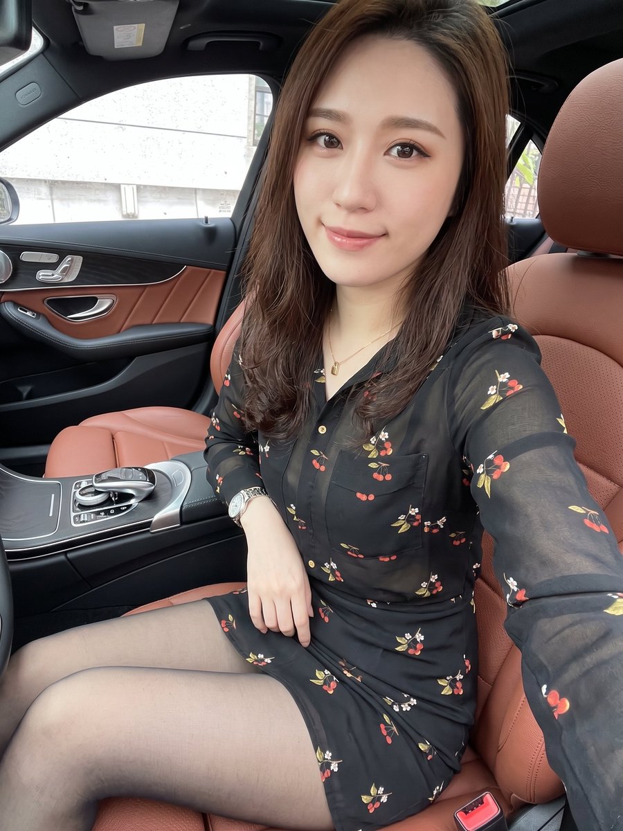 救命，早起穿错衣服了。送完孩子回来，总觉得后面跟着好几双眼睛，我是不是该去买条长裙？ https://t.co/9UbY1lVk0L
