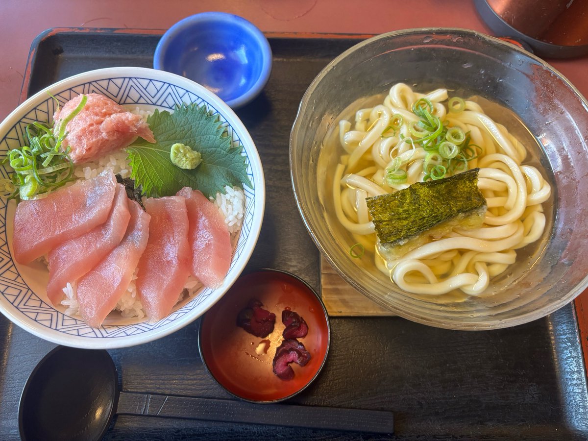 お昼にマグロ丼とコロうどん食べた😌
ちなみにどっちも大盛りにした。笑

その後はスタバで先行販売してたいちごミルク飲んだ🍓🐄
久しぶりに仲良い店員さんに会えたから気分もHappy✨️
やっぱいちごミルクは美味すぎる🥺