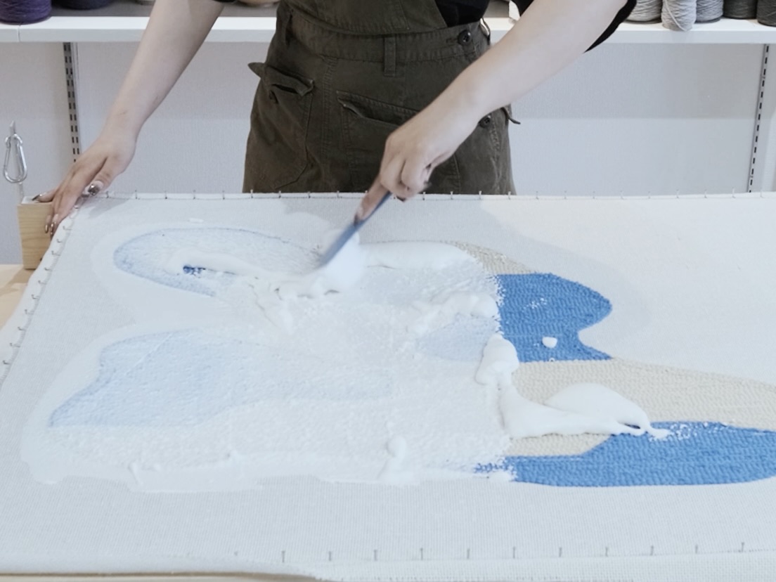 rugmatag's tweet photo. 🧴「接着剤、どれくらい塗ればいいの？」
タフティング初心者の方からよくいただく質問です👀
塗る量が少なすぎる／多す��ると、仕上がりや耐久性に影響することも…！
今回のブログでは、
✔ 適切な塗布量の目安
✔ ムラなく塗るコツ
✔ 失敗しやすいポイント
を分かりやすく解説しています🧶✨ https://t.co/yrmnBixyYN