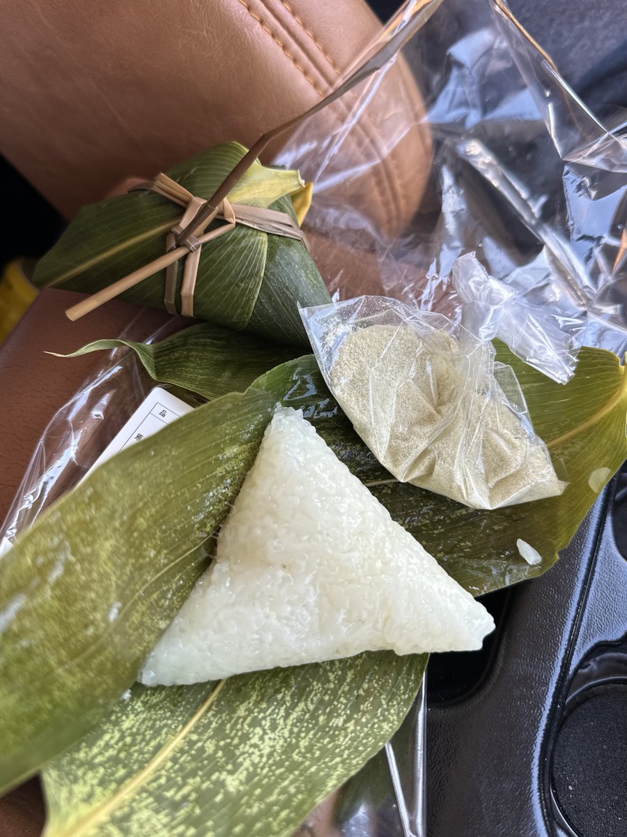 dosa_kon's tweet photo. 新潟のスーパーでちまき買ったんだけど
私の知ってるちまきじゃなかった

この謎の粉はなに？！
と思ったらきな粉なのね https://t.co/cKPvPocGTV