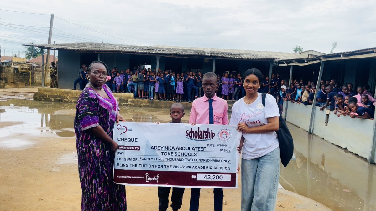 BerniceOasis's tweet photo. We went back to Toke Schools, Ogun State.

200+ writing materials. Scholarships. Games. A real talk with the kids.

The "reinforce" part of Return and Reinforce isn't optional, it's the whole point.

BOO doesn't just show up. We come back. 🤍

#BerniceOasisOutreach
#SDG4 https://t.co/MHqBOlpjgd