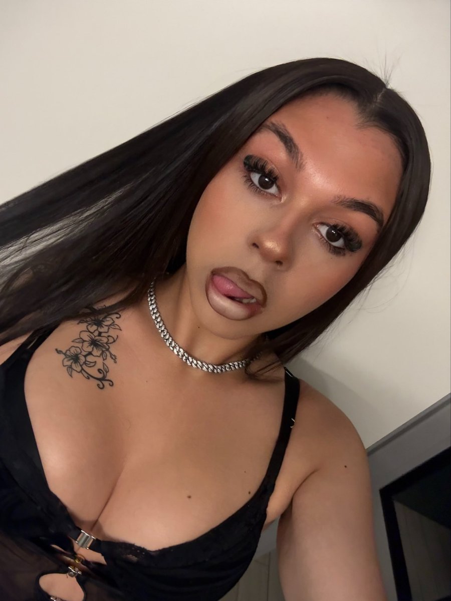 your favorite little secret 😉💋 tweet media