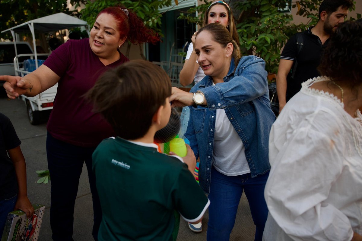 anaroblesgdl's tweet photo. Qué bonito compartir con las familias de la colonia Nuevo Sur un festejo lleno de alegría, cariño y comunidad. 💐🎈

Celebramos a las mamás, reconociendo todo lo que hacen todos los días por sus hijas, hijos y familias; y también a las niñas y los niños. #Guadalajara https://t.co/LFkMlVtHtv