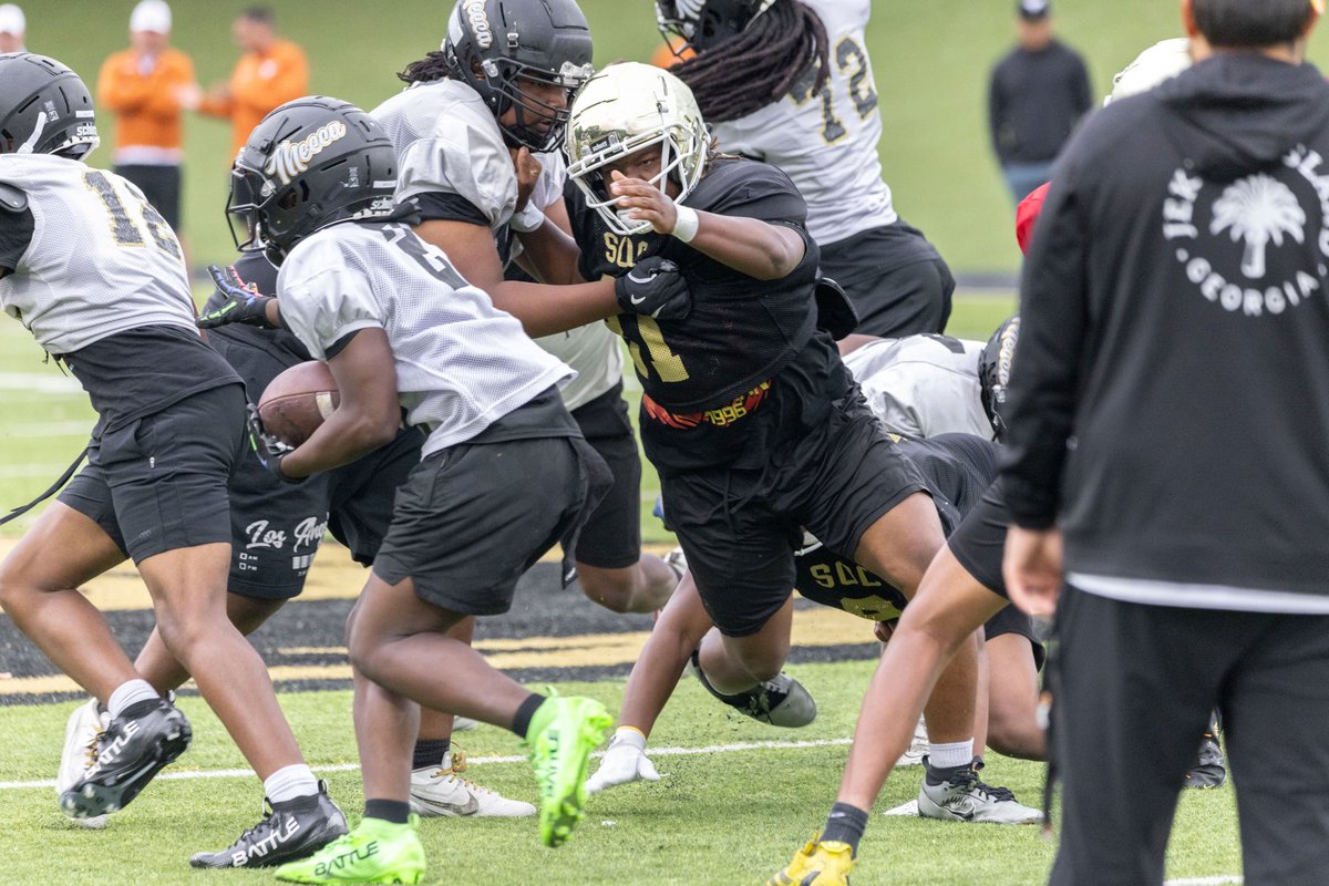 AshtonSpen93088's tweet photo. Spring came fast nothing but work is being put in. Can’t wait for the up coming season !! @SMOKETIMUSPRIME @SOCGoldenBearFB @Coach_Wheatfall https://t.co/ALW6x9JvQs