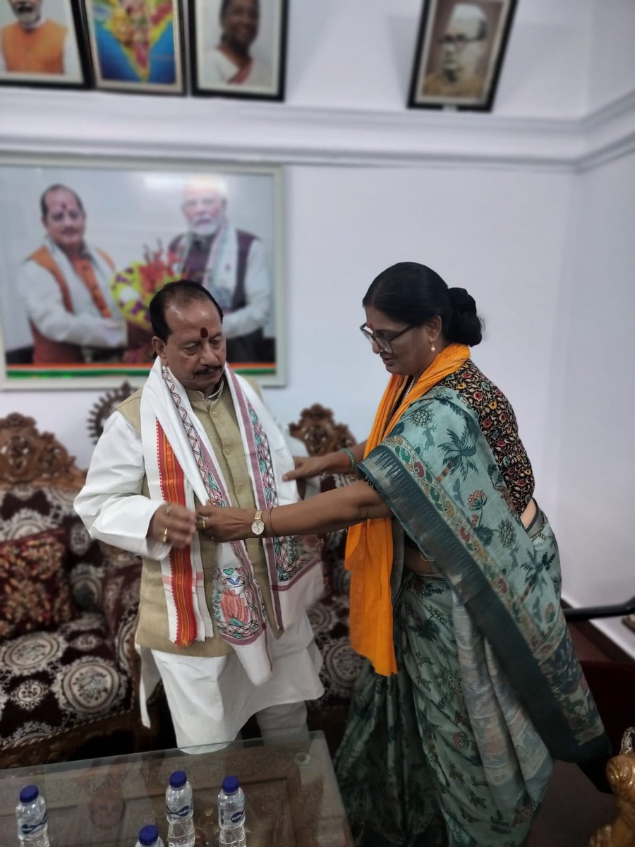 बिहार सरकार में नवनियुक्त माननीय कृषि मंत्री आदरणीय श्री <a href="/VijayKrSinhaBih/">Vijay Kumar Sinha</a>  जी से शिष्टाचार मुलाकात कर उन्हें हार्दिक शुभकामनाएं एवं बधाई प्रेषित की। 💐💐
ईश्वर से आपके सफल, जनकल्याणकारी एवं गौरवपूर्ण कार्यकाल तथा उत्तम स्वास्थ्य की मंगलकामना करती हूँ।
आपके नेतृत्व में बिहार का