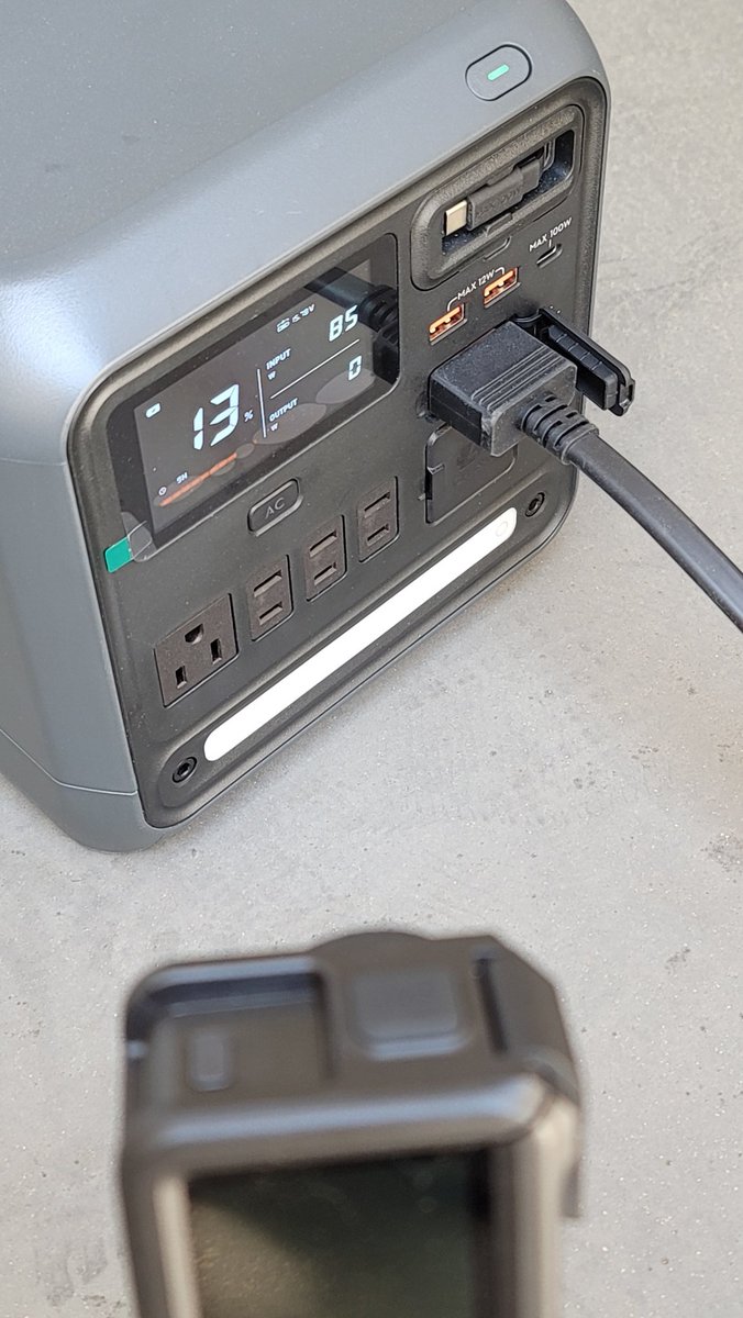itanekoya's tweet photo. やっと開梱出来ました📦️
外イベントでも活躍するであろう、ポタ電+100wソーラーパネル
約1時間で10%充電といったところです。
思ったより速い??
#DJIPOWER
#DJI https://t.co/2snjeCbmQM