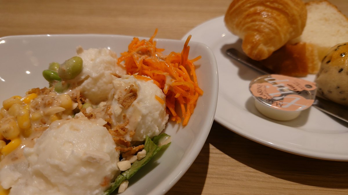 gaboratory217's tweet photo. VOLKSに行ってきました💦
サラダバーがあって、パンの食べ放題もありました😊
美味しく頂きましたが、お値段が、、、
そこだけが残念💦
頻繁には行けない感じでした⤵️
#食べ物
#Volks
#サラダバー
#焼き立てパン食べ放題 https://t.co/tOcSlLYAwb