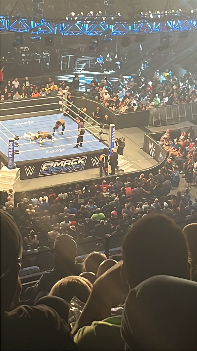 Prestonfowler31's tweet photo. @WWESoloSikoa why you don’t wrestle no more like that #Wwe #Smackdowm @RealRoyceKeys @WWE https://t.co/emsOuKzJdm