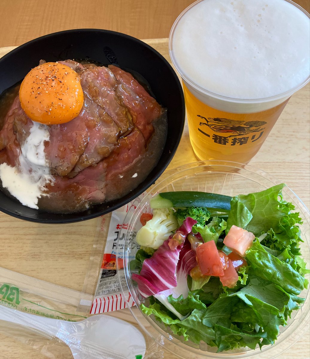 今から昼飯喰らいます🍺🌤️気温19℃
御殿場は標高が高い掛川より4℃低い

まずは食堂が混む前に
ローストビーフ丼
野菜サラダ
キリン一番搾り生

案外今日はアウトレットすいてます
食べたらゆっくり見て廻ります🚶‍♀️

また夜に逢いましょう🌉