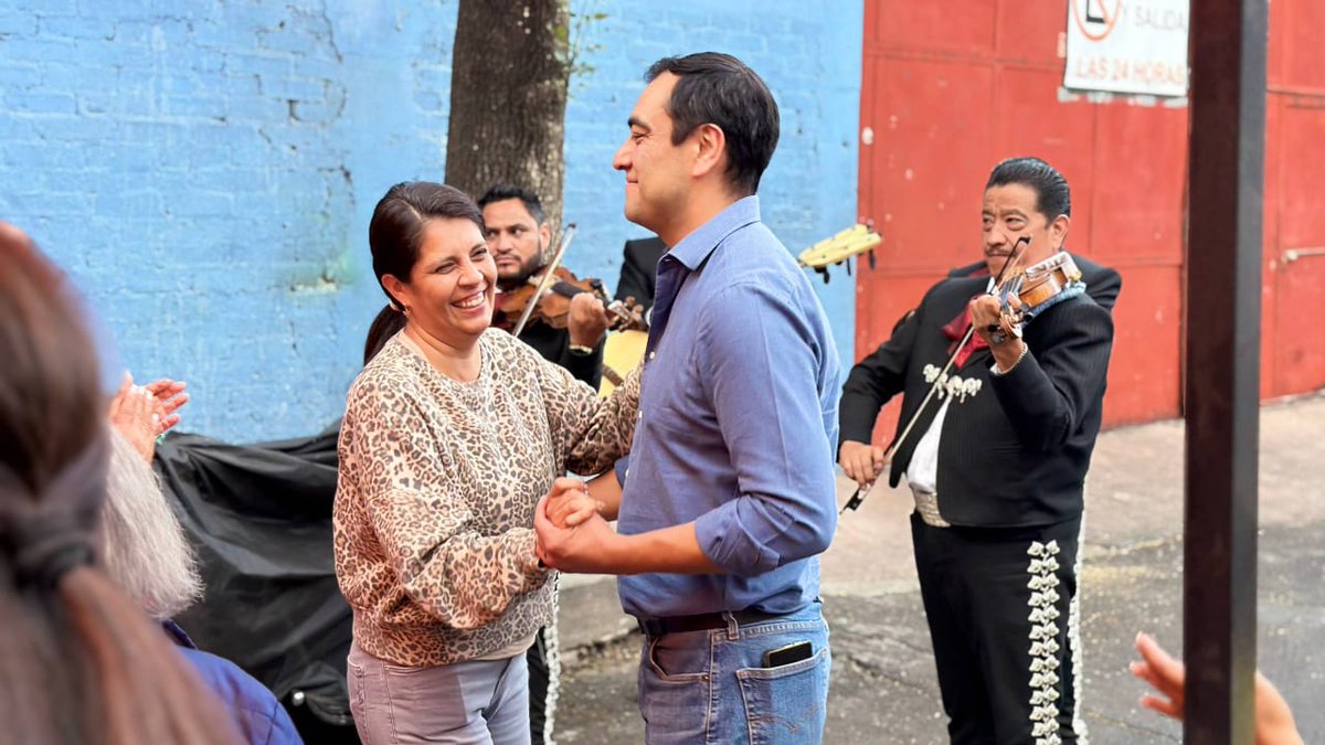 cesar_m_garrido's tweet photo. Celebramos con mucho cariño el Día de las Madres en la colonia Pensil Norte. 🌸

Admiro su dedicación y la fuerza con la que transforman su entorno.

 ¡Gracias por la invitación y el cálido recibimiento; es un gusto escucharlas y celebrarlas! https://t.co/W1RbukqMp4