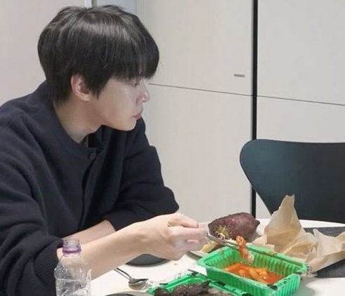 D-394 #วันนี้พลทหารดงยองทานอะไร 

🍽️ อาหารเช้า
ขนมปัง แยมสตรอเบอร์รี+เนย
อกไก่รมควันย่าง
สลัดไข่
ซีเรียล
นม

🍽️ อาหารเที่ยง
สปาเก็ตตี้ซอสมะเขือเทศ
มินิบุลโกกิพิซซ่า
ผักดองรวม
เป็ปซี่

🍽️ อาหารเย็น
ข้าว
ซุปซูเจบีใส่หอย
แกงไก่
เนื้อบดย่าง
ยำไชเท้าแห้ง
กิมจิผักกาดขาว