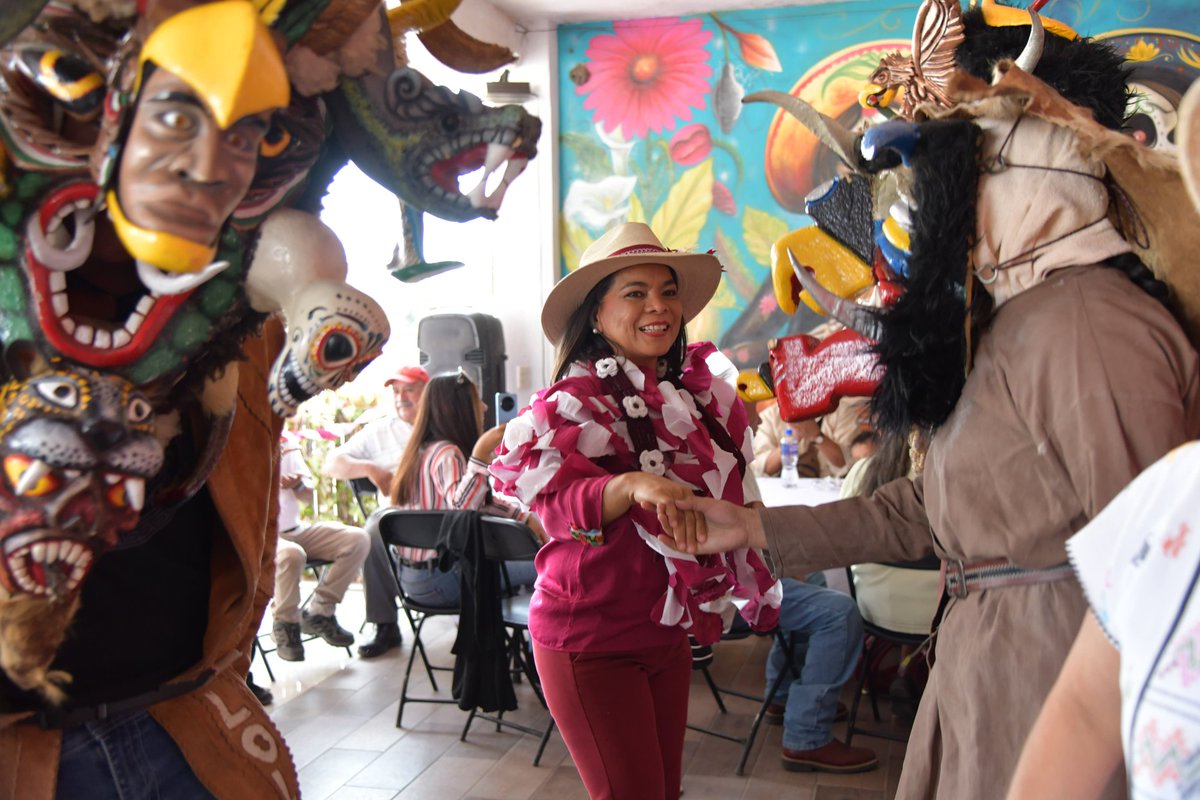 Beatriz_Mojica's tweet photo. Los Diablos de #Teloloapan son parte de la identidad, la historia y el orgullo de #Guerrero. 👹✨️
Quienes han visto estas danzas saben que en cada paso viven la fuerza de nuestras #raíces y la alegría de un pueblo que mantiene viva su #cultura generación tras generación. ❤️🖤 https://t.co/CF765w3dA6