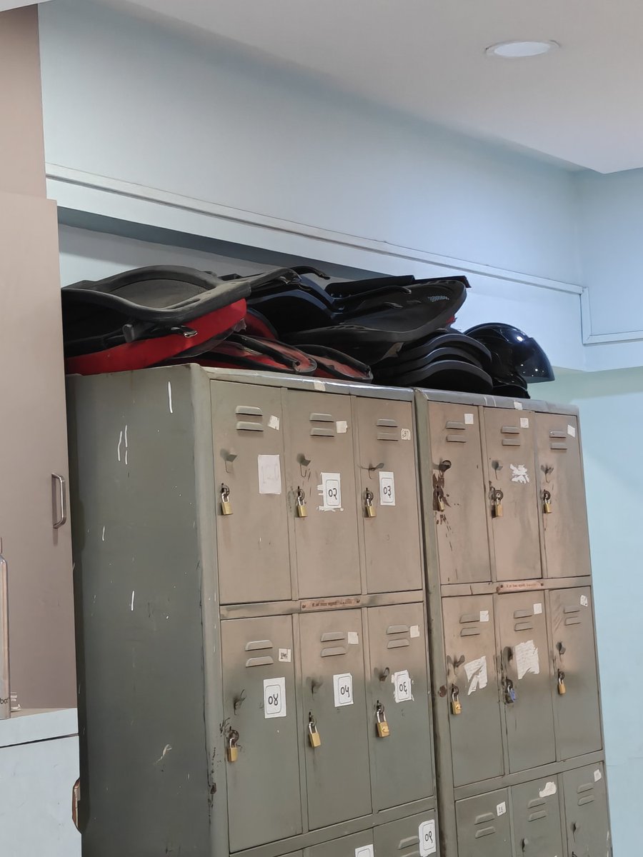 PiratedDosa's tweet photo. @My_MBMC  this is the great mbmc library of poonam sagar ... Broken chairs everywhere.. several mails to commissioner but sirf mail-baazi hoti hai internally.. mail karu raat bhar kaam kare jhaat bhar... And the audacity to blame students of "deliberately breaking chairs". https://t.co/zbjSzTQNn7