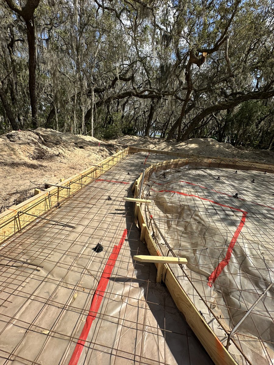 EquityHonest's tweet photo. This slab was a little tricky. The details called for heavy rebar placement while maintaining a precise radius with very little room for error.

Proud of the crew for delivering another clean concrete pour built exactly to spec. 👊🏽

#Concrete #Construction #ConcreteSlab #Builder https://t.co/5hHmBEkyRH