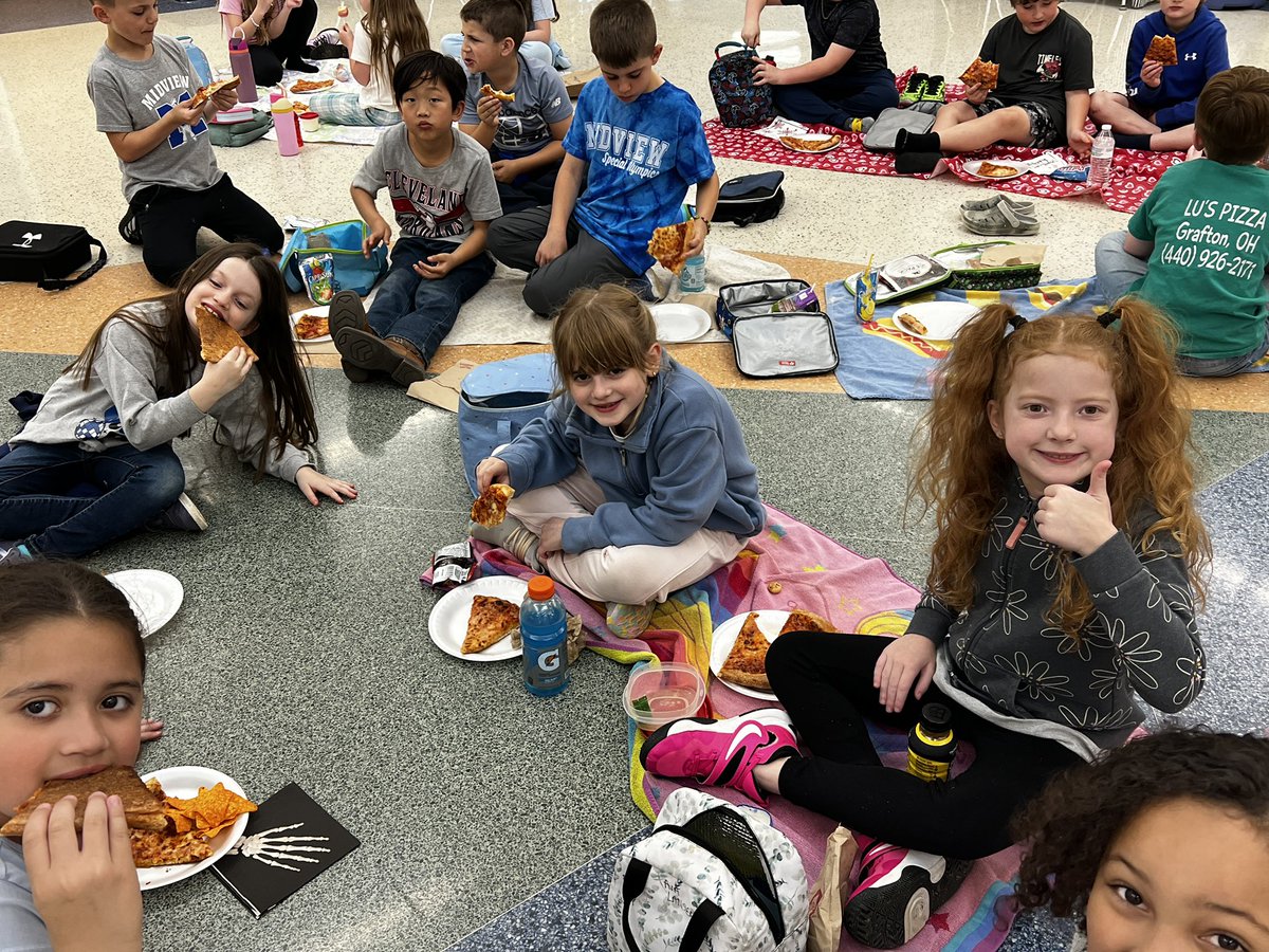KiserClass's tweet photo. Celebrating an incredible school year of Middie Minute Reading with the best kind of reward… a pizza party! 🍕📚 So proud of the consistency, growth, and love for reading shown all year long. Keep turning those pages!

#MiddieMinuteReading #ReadingMatters #CelebrateSuccess https://t.co/xjTvM7QoHh
