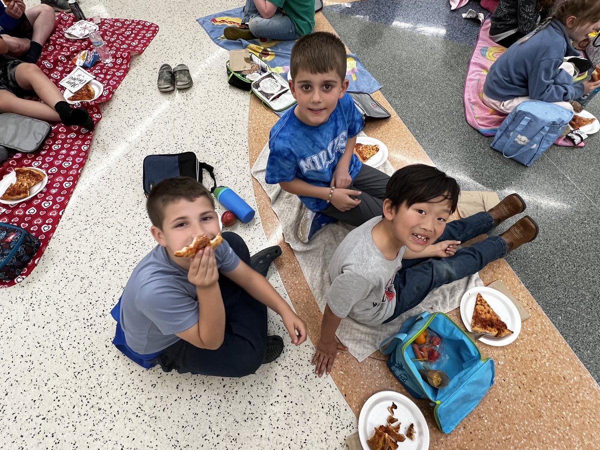 KiserClass's tweet photo. Celebrating an incredible school year of Middie Minute Reading with the best kind of reward… a pizza party! 🍕📚 So proud of the consistency, growth, and love for reading shown all year long. Keep turning those pages!

#MiddieMinuteReading #ReadingMatters #CelebrateSuccess https://t.co/xjTvM7QoHh