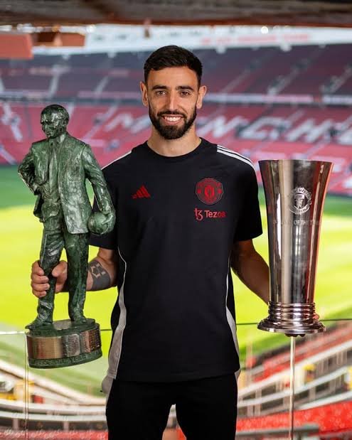 Paraeng's tweet photo. Lengkap dah kerja keras Bruno secara individu;

1. 5x menang Sir Matt Busby Player of the Year
2.  POTM April 2026 Yang ke-6 kalinya, nyamain rekor Steve Gerrard dan CR7
3. Football Writers' Association Player Of The Year 2026
4. Dan PFA Player Of The Year 2026

MY CAPT! #MUFC https://t.co/DI8e50qESB