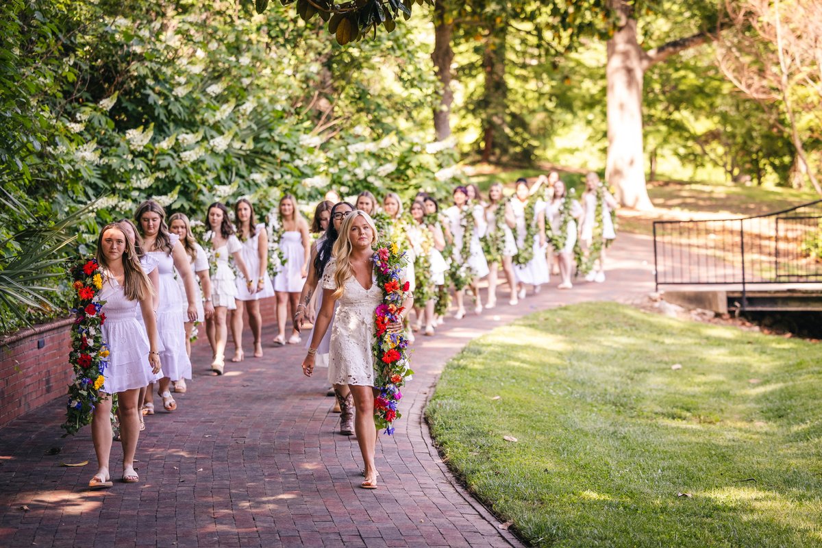 MeredithCollege's tweet photo. Day one of Commencement weekend is complete! Class Day celebrations were filled with memories, hugs, and daisies. 🌼 https://t.co/ptnLOQX6UY
