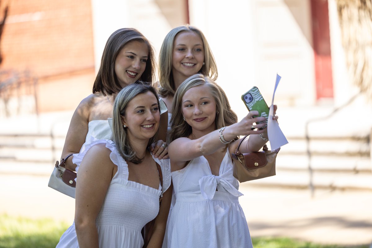 MeredithCollege's tweet photo. Day one of Commencement weekend is complete! Class Day celebrations were filled with memories, hugs, and daisies. 🌼 https://t.co/ptnLOQX6UY