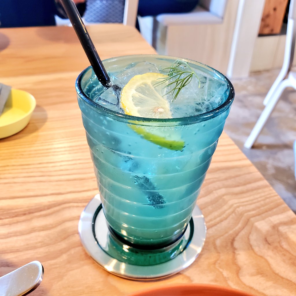 uuun1co's tweet photo. カルダモンソーダとお気に入りのシナモンロールを食べてお散歩する休日が幸せ🚶‍♀️ https://t.co/wi4z6ITgEJ